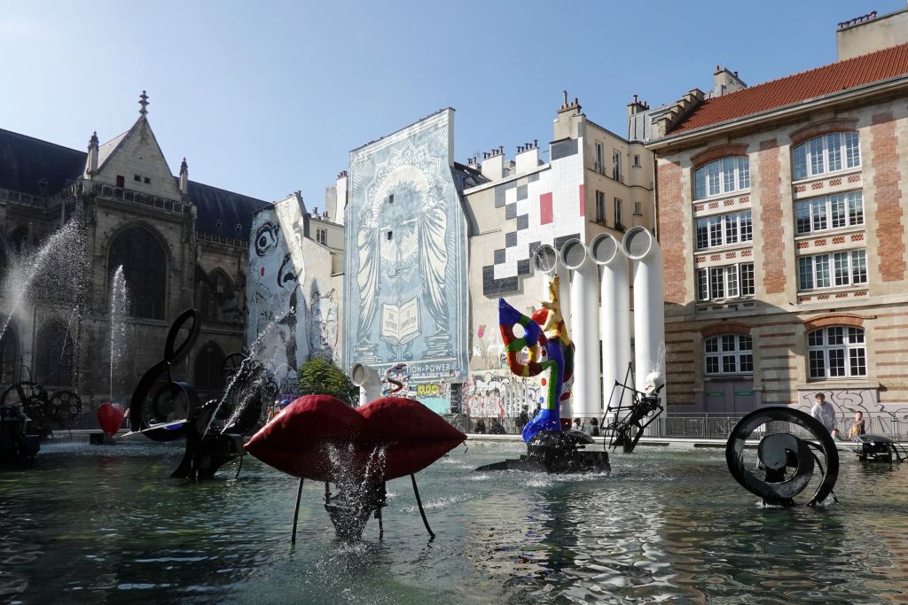 La Fontaine Stravinsky et les 16 sculptures de Niky de St Phalle et Jean Tinguely